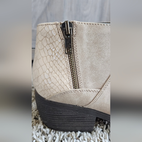 BC Footwear Womens Beige Western Snakeskin Heel Side-zip Ankle Booties Size 9 - Picture 4 of 10